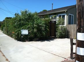 San Diego apartment for rent - A sign in front of a house that says "Hammer".