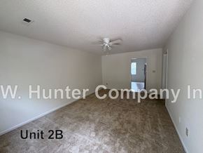 Wilson apartment for rent - A room with a carpet floor and a ceiling fan.