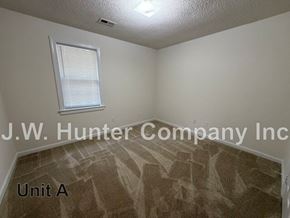 Wilson apartment for rent - A room with a carpeted floor and a window with blinds.