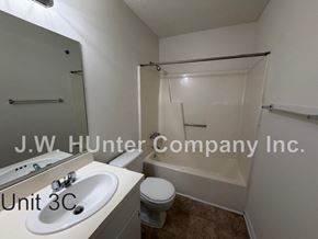Wilson apartment for rent - A bathroom with a sink, toilet and bathtub.