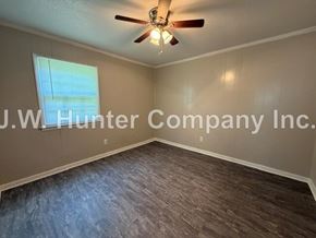 Wilson apartment for rent - A room with a ceiling fan and a window with blinds.