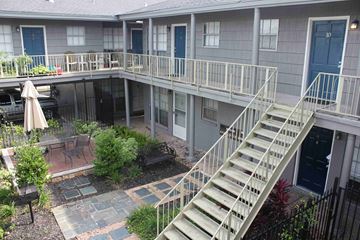 Houston apartment for rent - an aerial view of a building with stairs and a courtyard