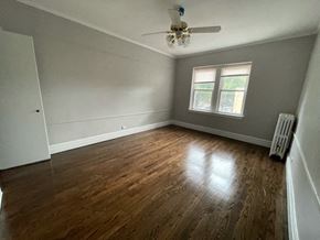 Chicago apartment for rent - A room with wooden flooring and a ceiling fan.