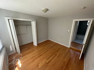 Chicago apartment for rent - a living room with a hard wood floor and a closet