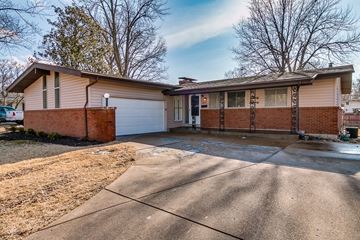 Florissant house for rent - A house with a driveway in front of it.