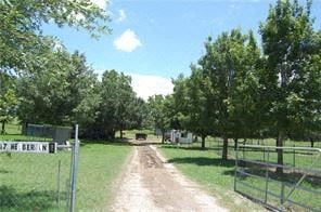 Manor house for rent - A dirt road leads to a white building with a sign that says "17 ME BERN".