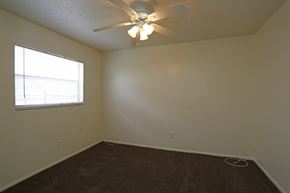 Largo apartment for rent - A room with a ceiling fan and a window.