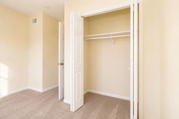 Largo apartment for rent - A bedroom with a white door and a white closet with a shelf.