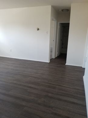 Philadelphia apartment for rent - an empty living room with white walls and wood floors