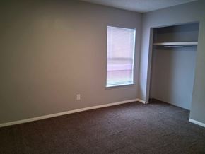 Springfield apartment for rent - A room with a carpeted floor and a window with blinds.