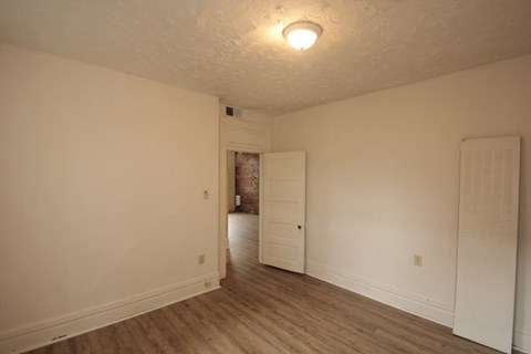 Floor plan for 2 beds, 1 bath, 870 sqft