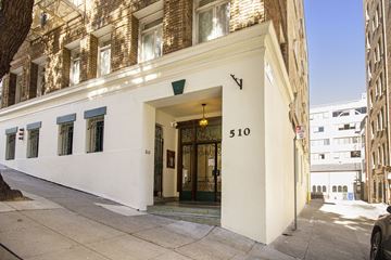 San Francisco apartment for rent - A white building with the number 510 on it.