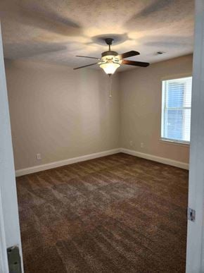 Columbus apartment for rent - A room with a ceiling fan and carpeted floor.