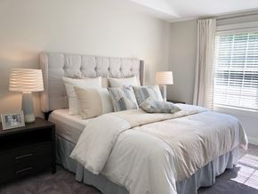 Pembroke apartment for rent - a bedroom with a bed and two lamps