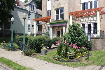 Pittsburgh apartment for rent - the front yard of an apartment building with a flower garden