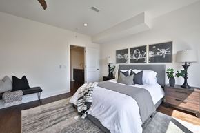 Philadelphia apartment for rent - a master bedroom with a large bed and a large rug