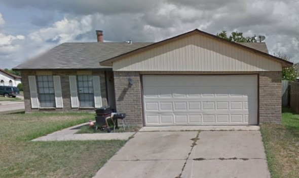 Hockley house for rent - A house with a garage door and a patio table.