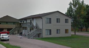 Tea apartment for rent - A two-story house with a car parked in front.