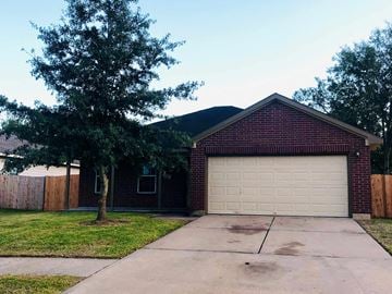 Hockley house for rent - a house with a garage and a tree in front of it