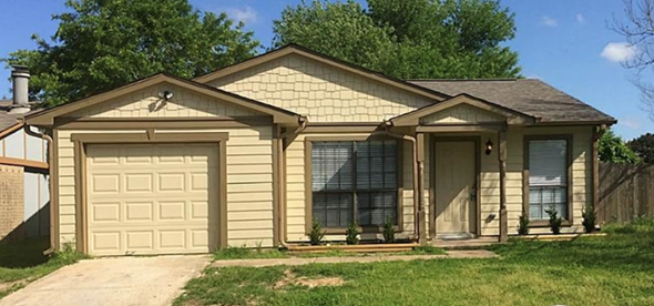 Hockley house for rent - A beige house with a garage door and a brown roof.
