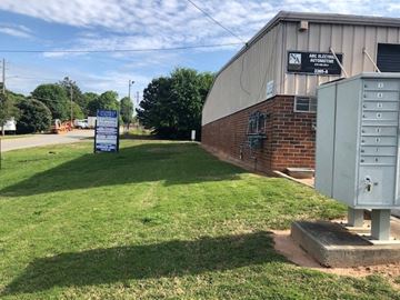Chamblee apartment for rent - a building with a mailbox and a sign in the grass