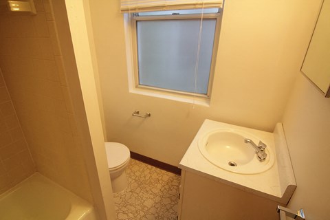 Floor plan for 2 beds, 1 bath, 990 sqft