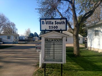 Kearney apartment for rent - the sign for r villa south with the street name on it