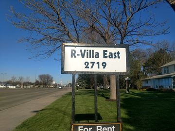 Kearney apartment for rent - a street sign that reads r villa east 2179