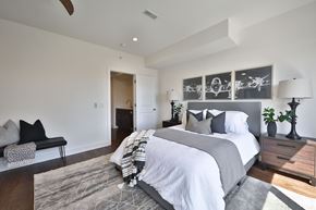Philadelphia apartment for rent - a master bedroom with a large bed and a large rug