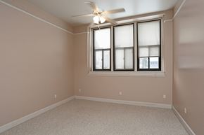 Winona apartment for rent - A room with a ceiling fan and a window with blinds.