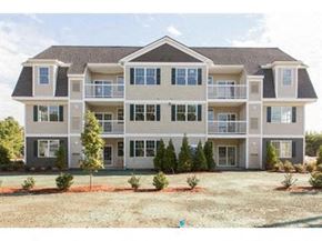 Derry apartment for rent - a large apartment building with a yard in front of it