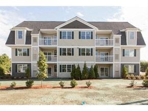 Derry apartment for rent - a large apartment building with a yard in front of it