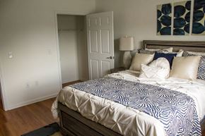 Duncan apartment for rent - A bedroom with a bed and a lamp.