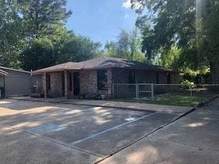 Baton Rouge apartment for rent - A house with a driveway in front of it.