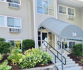 Worcester apartment for rent - Stairs into Building 38