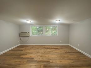 Worcester apartment for rent - Living room with Laminate Flooring and Air Conditioning