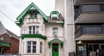 Ottawa apartment for rent - a white building with green trim and a green door
