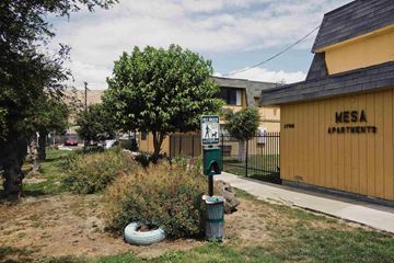 Yakima apartment for rent - a parking meter in front of a yellow building