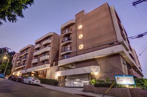 Hollywood apartment for rent - the building in which the hotel is located