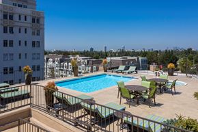 Hancock Park apartment for rent - Apartments in Hancock Park, CA - Elevated View of Rooftop Pool and Patio with Jacuzzi, Lounge Chairs and Tables