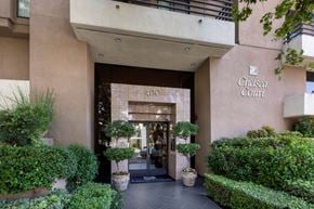 Hancock Park apartment for rent - Apartments in Hancock Park, CA - Main Entrance and Door to Community