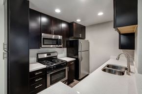 Hancock Park apartment for rent - Two Bedroom Apartments in Hancock Park, CA - Apartment Kitchen Interior with Appliances