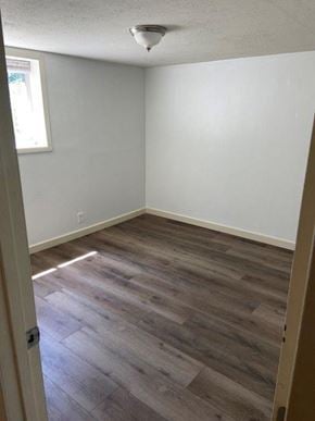 Richland apartment for rent - A room with a wooden floor and a window.