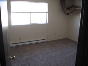Kennewick apartment for rent - A room with a carpet floor and a window.