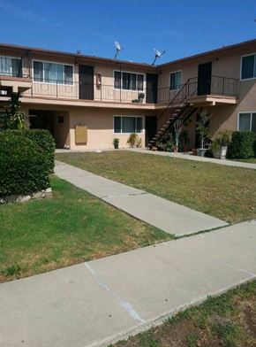 Torrance apartment for rent - Apartment complex with a walkway in front.