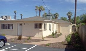 Phoenix apartment for rent - a house in a parking lot with palm trees