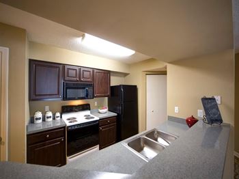 Fully equipped eat-in kitchen