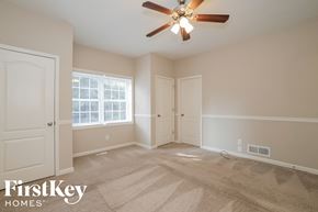 Dallas house for rent - a bedroom with carpet and a ceiling fan