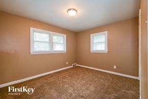 Saint Louis house for rent - the bedroom of a house with carpet and two windows