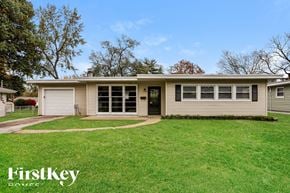 Florissant house for rent - the front of a house with a lawn and a driveway